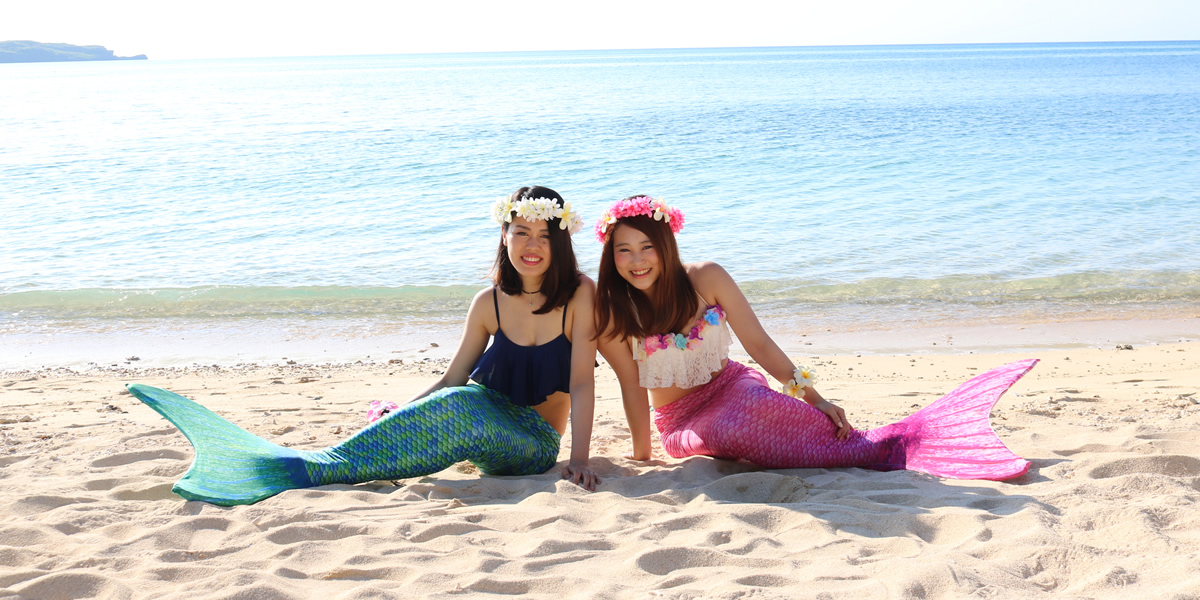 二人で海をバックにマーメイド