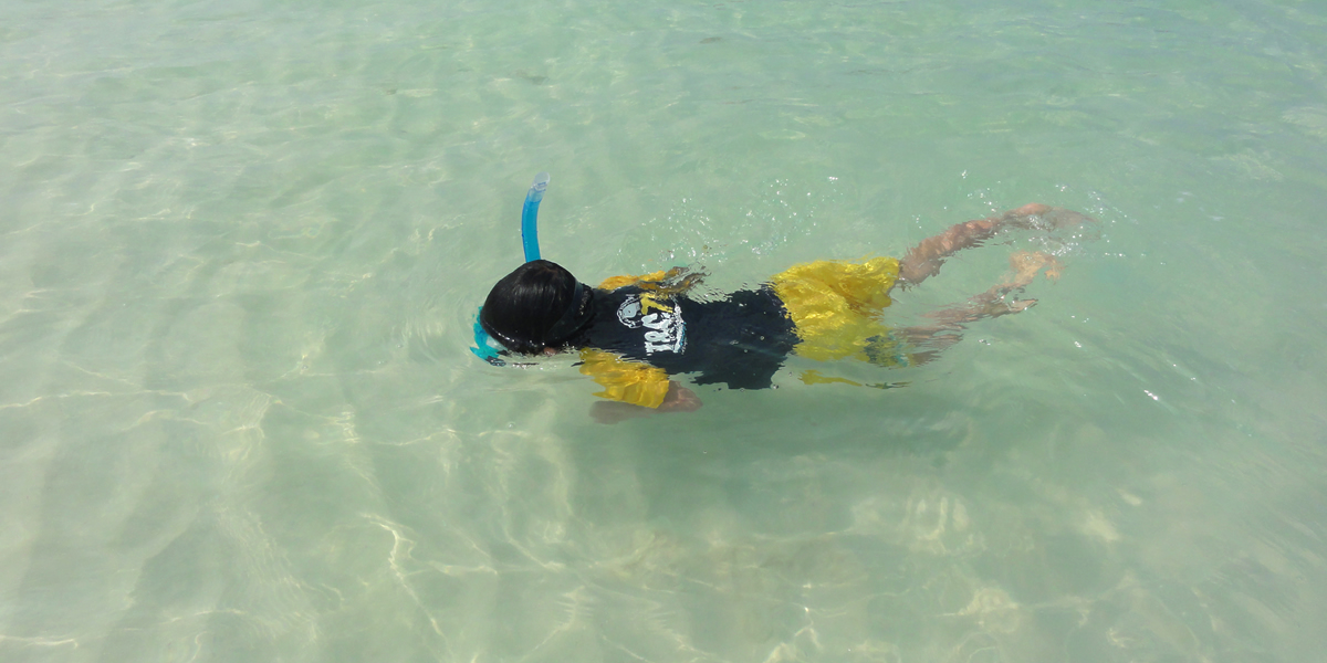 浅瀬で子供シュノーケル